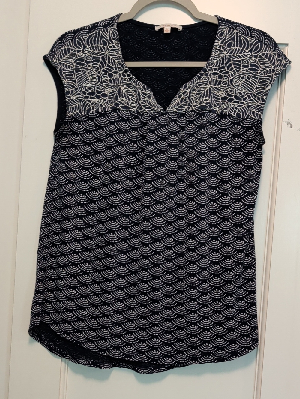 Skies Are Blue Navy and White Patterned V-Neck Tank Sz M